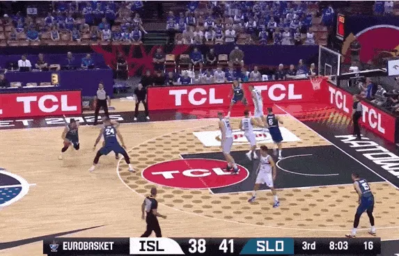 东契奇外线三分依旧弹框而出，目前三分5中0颗粒无收