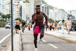 这是51岁？泽-罗伯托晒跑步照身材炸裂，腹肌如同刀刻斧凿！