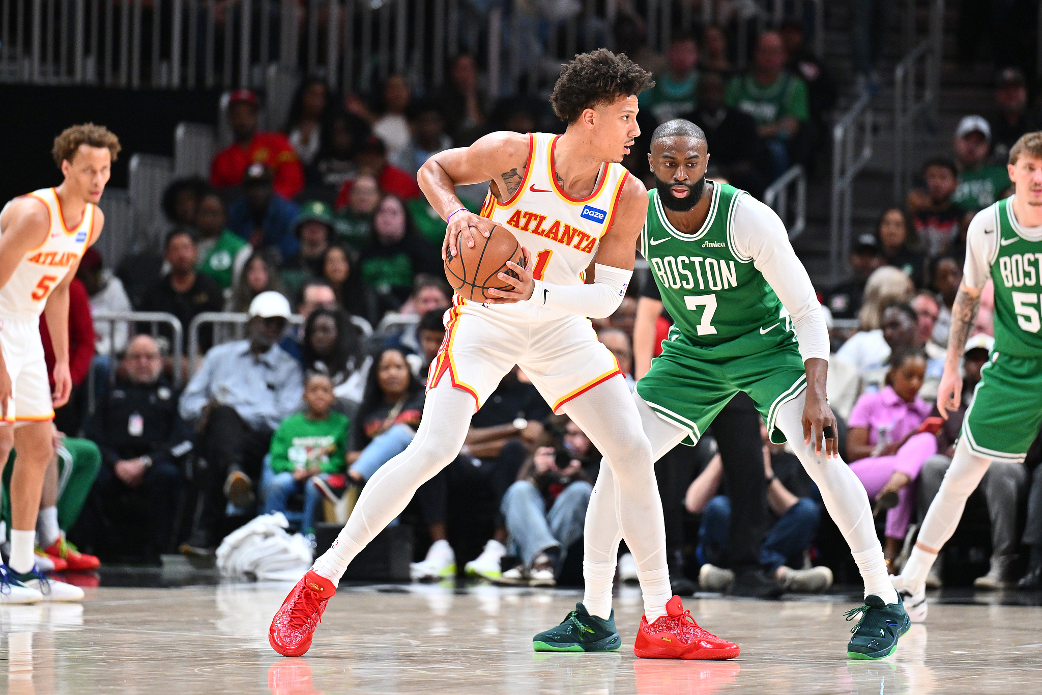 约翰逊20+12布朗复出29+10+9 老鹰主场击退凯尔特人